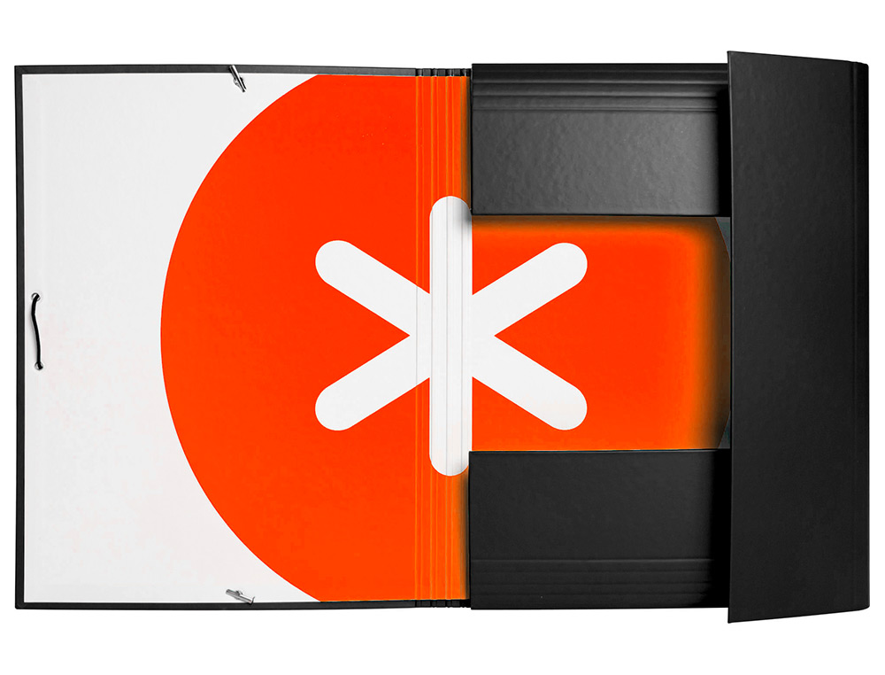 CARPETA ANTARTIK GOMAS TRES SOLAPAS CARTON FORRADO COLOR NEGRO
